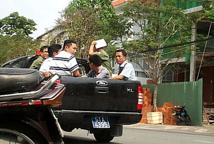 Hơn 200 "kịch bản" của nhóm “siêu” lừa đảo nước ngoài - 1 Các đối tượng người nước ngoài lừa đảo bị bắt đưa về trụ sở công an.