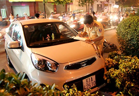 Chiếc ô tô “đại náo” trên phố vào đêm 17/12