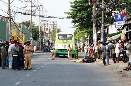 Nam thanh niên bị xe buýt cán tử vong - 1 Hiện trường vụ tai nạn khiến một thanh niên thiệt mạng