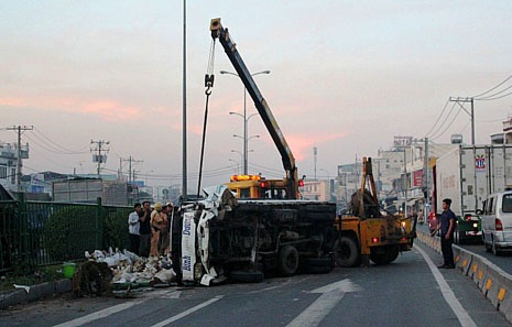 Hiện trường xe tải chở dê bị lật