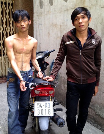 Bắt hai đối tượng cướp giật dây chuyền trên phố - 1 Hai tên cướp giật bị bắt “nóng” khi vừa gây án