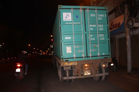 Nổ lốp, xe container “ăn” gần 50m giải phân cách - 2 Xe container nổ lốp nằm cách hiện trường khoảng 30m