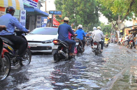 Vất vả vượt qua các tuyến đường ngập nặng