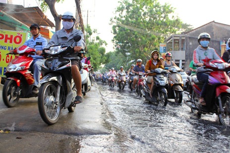 Ngay sáng đầu tuần hàng ngàn phương tiện đã phải bì bõm trong nước triều cường