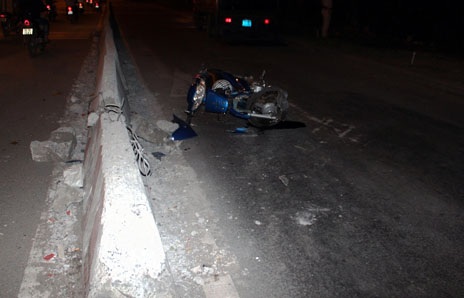 Tự tông vào giải phân cách, một người nguy kịch (Ảnh: T.P)