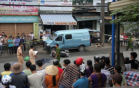 Tạm giữ tài xế mở cửa xe ô tô gây tai nạn chết người - 1 Tạm giữ tài xế mở cửa xe ô tô gây tai nạn chết người