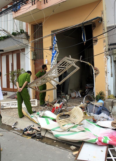 Nổ tung nhà trọ, 5 người bị thương - 5 Cơ quan công an khám nghiệm hiện trường