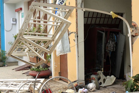 Nổ tung nhà trọ, 5 người bị thương - 8 Cánh cửa kiên cố bằng sắt bị đánh sập