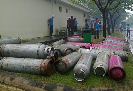 Hỏa hoạn thiêu rụi 15.000m2 nhà xưởng khu chế xuất Linh Trung 2 - 10 Bình gas khủng được chuyển ra ngoài