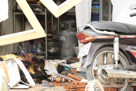 Nổ tung nhà trọ, 5 người bị thương - 7 Bình gas loại 12kg vẫn không nằm dưới kệ bếp sau sự cố nổ kinh hoàng