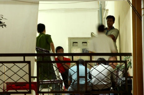 Các trinh sát và công an địa phương đang vây quanh khu vực có căn hộ tổ chức đánh bạc