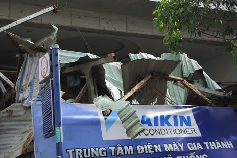 Một phần khung sắt dùng làm giàn giáo đổ sập xuống (Ảnh: Trung Kiên)