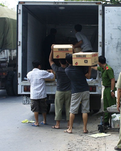 "Đột kích" cơ sở sản xuất bình nhớt xe máy “lậu" - 6 Toàn bộ số hàng và dụng cụ chế tạo nhớt xe máy được chuyển về trụ sở công an