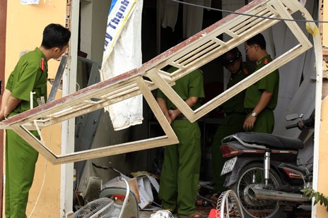 Nổ tung nhà trọ, 5 người bị thương - 11 Cơ quan công an làm việc bên trong hiện trường vụ nổ