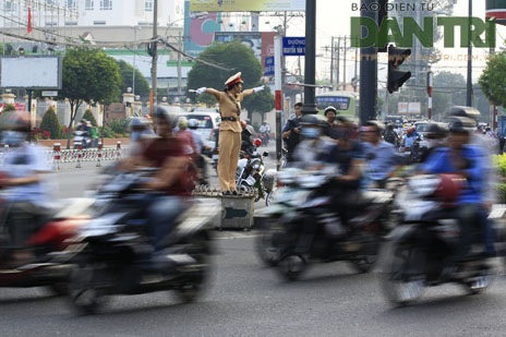 Những “bóng hồng” CSGT ở thành phố Hồ Chí Minh - 2 Một bóng hồng khác cũng tham gia điều tiết tại giao lộ Nguyễn