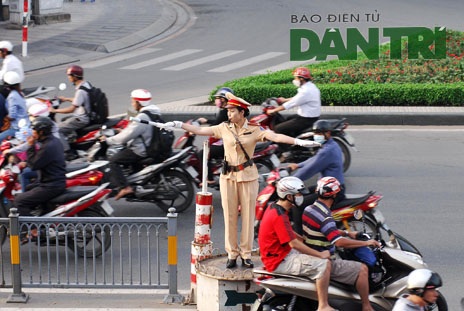 Những “bóng hồng” CSGT ở thành phố Hồ Chí Minh - 1 Nữ CSGT tham gia điều tiết tại ngã tư Nguyễn Văn Trỗi - Trần Huy Liệu
