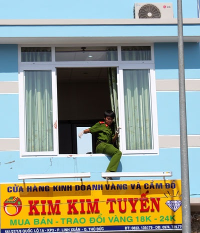 Vợ chồng chủ tiệm vàng bị kẻ trộm chém kinh hoàng trong đêm - 2 Công an khám nghiệm cửa sổ nơi đối tượng lạ mặt đột nhập vào nhà