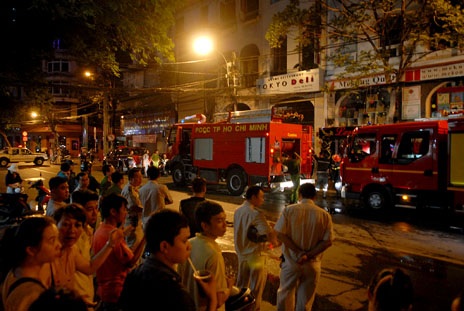 Cháy tiệm spa, nhiều người hoảng loạn - 1 Xe cứu hỏa được điều động khẩn cấp đến hiện trường