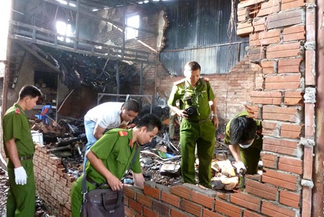 Cháy nhà trong đêm, hai vợ chồng bị lửa thiêu thương vong - 3 Cơ quan công an khám nghiệm hiện trường