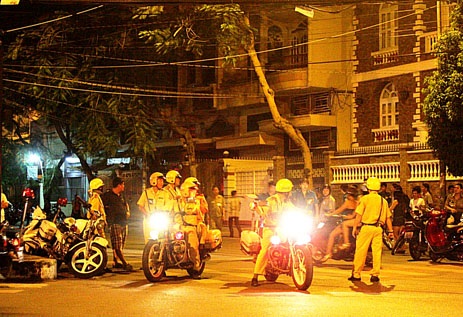 Trấn áp tội phạm: Tập kích “vòng ngoài” quán Bar 2000 - 1 Lực lượng chức năng kiểm tra hành chính bên ngoài khu vực quán Bar 2000