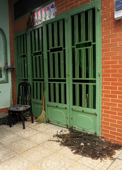 Nổ tung nhà trọ, 5 người bị thương - 10 Kính cửa vỡ vụn