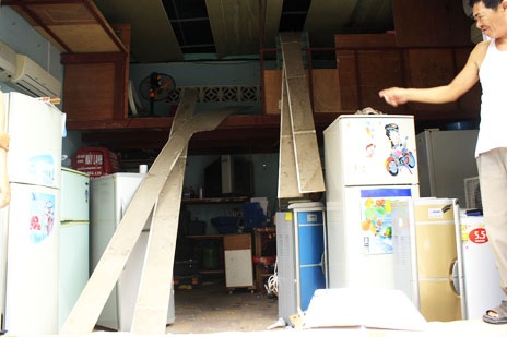 Nổ tung nhà trọ, 5 người bị thương - 9 La phông một căn nhà đối diện bị sức ép làm sập xuống