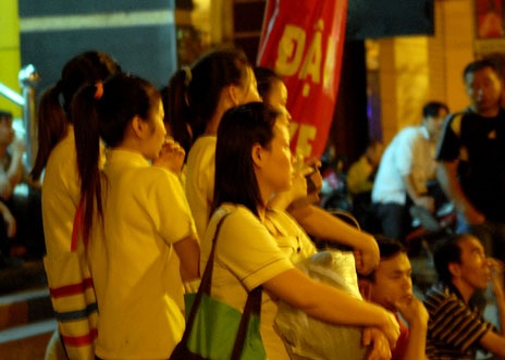 Cháy tiệm spa, nhiều người hoảng loạn - 3 Một số nhân viên làm việc trong căn nhà xảy ra sự cố cháy vẫn chưa hết hoảng loạn