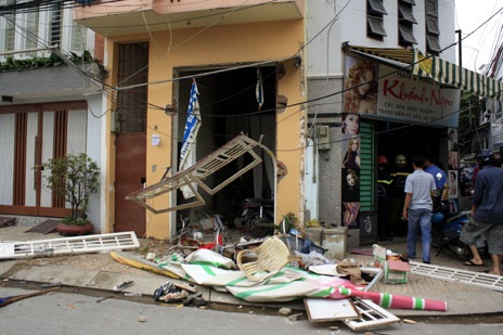 Nổ tung nhà trọ, 5 người bị thương - 2 Hiện trường vụ nổ kinh hoàng xảy ra tại một căn nhà trọ vào trưa 5/1