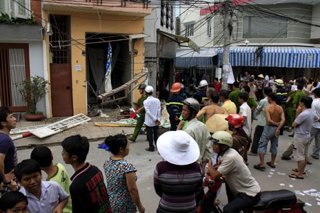 Nổ tung nhà trọ, 5 người bị thương - 1 Hiện trường vụ nổ kinh hoàng xảy ra tại một căn nhà trọ vào trưa 5/1
