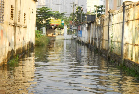 “Bì bõm” lội nước triều cường sáng đầu tuần - 5 Nước ngập vào cả khu dân cư