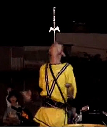 Màn biểu diễn nuốt kiếm của H. tại một quán nhậu