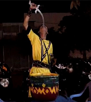 Thanh kiếm hình lưỡi liềm được H. nuốt gọn