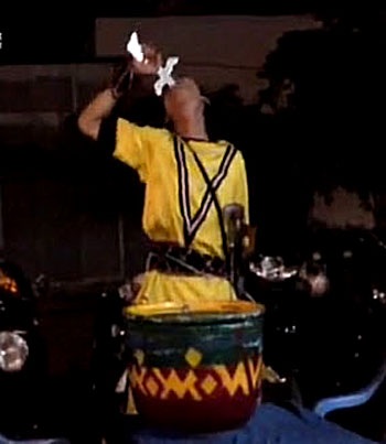 Thanh kiếm hình lưỡi liềm được H. nuốt gọn