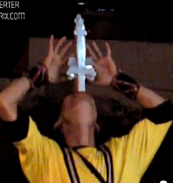 H. chập 6 lưỡi kiếm để nuốt