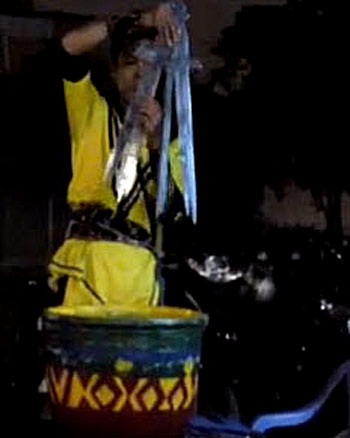 H. chập 6 lưỡi kiếm để nuốt