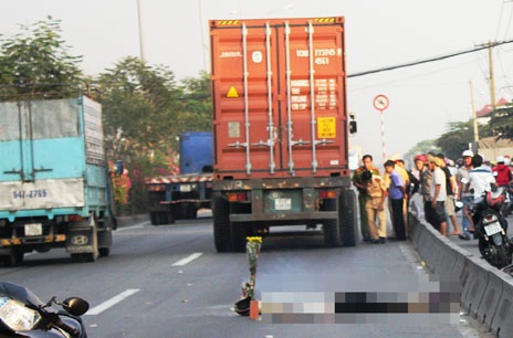 Va chạm với xe máy, người đàn ông bị container cán chết thảm - 1 Hiện trường vụ tai nạn chiều 12/1