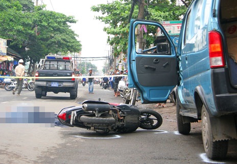 Tạm giữ tài xế mở cửa xe ô tô gây tai nạn chết người - 2 Việc mở cửa xe thiếu quan sát của tài xế xe ô tô đã vi phạm