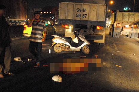 Hiện trường vụ tai nạn khiến 2 người thương vong tại TPHCM (Ảnh: T.P)