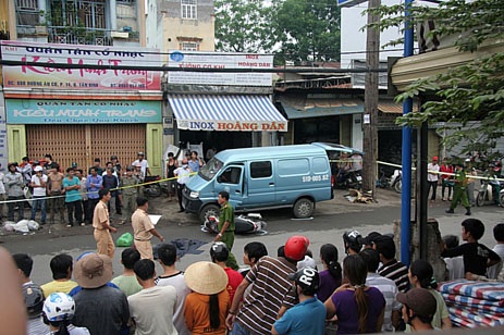 Tránh cửa ô tô mở đột ngột, một phụ nữ tử vong - 1 Hiện trường vụ tai nạn thương tâm khiến một phụ nữ thiệt mạng