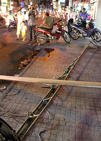 Ngã thang khi dán mẫu quảng cáo, một người nguy kịch - 1 Hiện trường vụ tai nạn lao động khiến 1 người nguy kịch