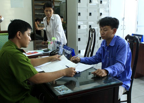 Triệt phá điểm sản xuất bột giặt, nước rửa chén giả - 1 Ông chủ cơ sở sản xuất bột giặt, bột ngọt và nước rửa chén giả tại cơ quan công an