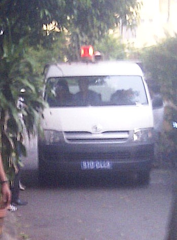 Xe cứu thương đưa thi thể người tử vong đi