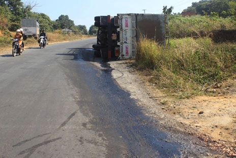 Hiện trường vụ lật xe tải trên quốc lộ 1