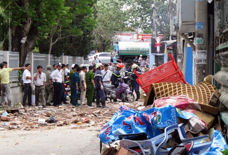 Phát hiện một căn nhà chứa chất nổ khác của ông Phương - 2 Cơ quan công an khám nghiệm hiện trường vụ nổ