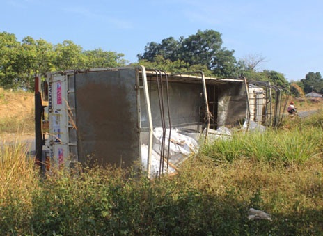 Nhiều bao hàng vẫn còn nằm lại trong thùng xe