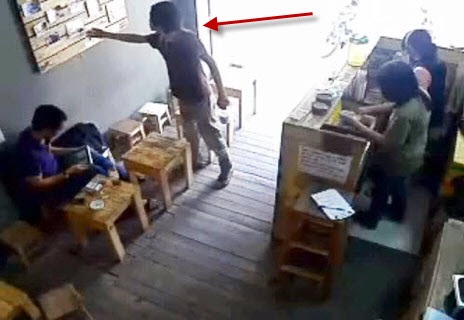 Tên cướp tóc dài áp sát con mồi - Ảnh cắt từ clip