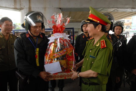 Giỏ quà Thứ trưởng Bộ Công an gửi cho các chiến sĩ