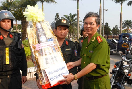 Thứ trưởng Bộ Công an thăm hỏi, chúc Tết 
