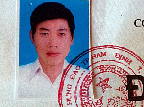 Ảnh người tên Tuấn dán trên đơn xin việc gửi đến công ty Hồng Long