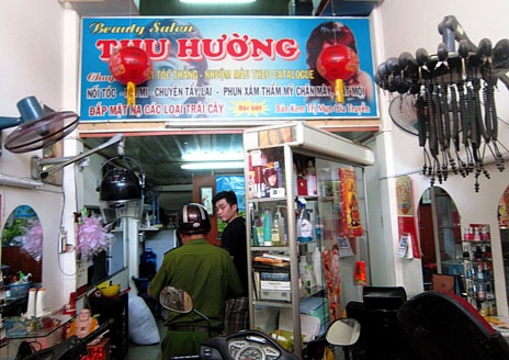 Bà chủ tiệm tóc bị chồng cũ đâm chết - 1 Công an khám nghiệm hiện trường vụ án